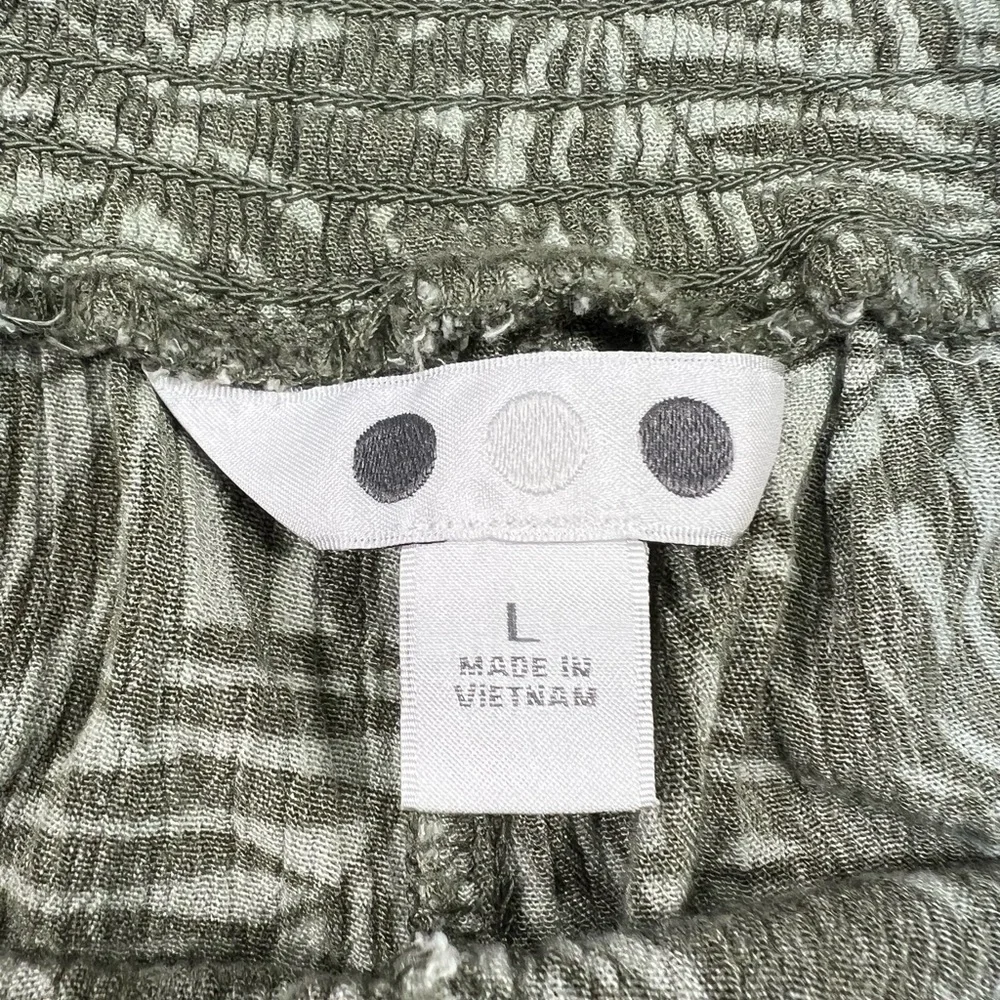 Three Dots Contrasting Sage Green Leaf Print Women's Rayon Shorts size L